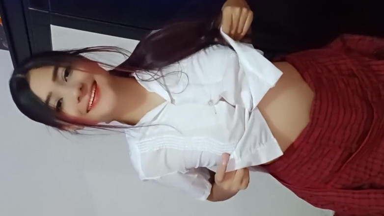 Yuli and tony: 黑发女孩吮吸她的假阳具