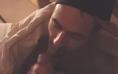 Justin verliest zijn weddenschap en moet zijn vriend zuigen