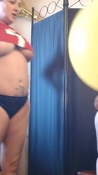 Lesbiche che esplodono un enorme palloncino giallo per la festa del superbowl