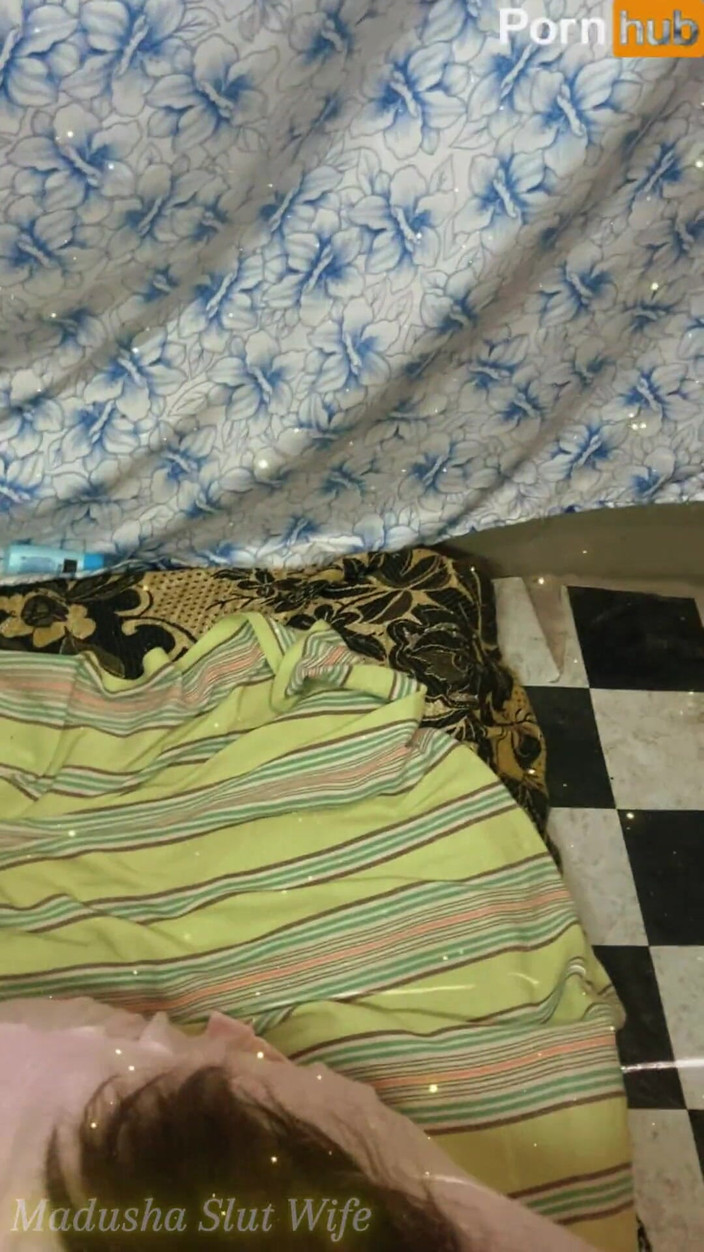 Tiyana: Istri meludahi kontol dan suaminya ngentot sampai kentut