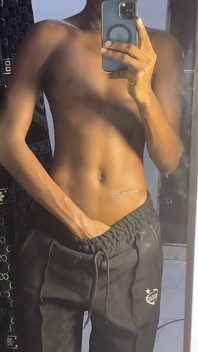Štíhlá twink s velkým černým pérem 2