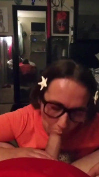 La fidanzata del mio migliore amico succhia il cazzo