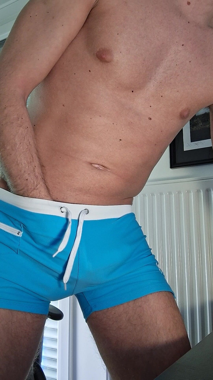Xfroska: Ich masturbiere in meinem badeanzug