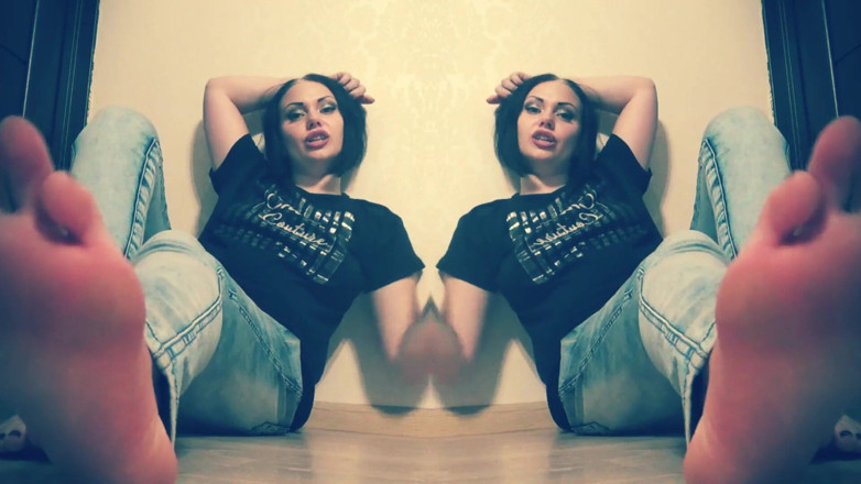 Goddess Misha Goldy: Picioare goale în blugi JOI CEI