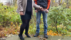 OurFetishLife: 오줌 싸는 동안 야외에서 남자의 자지를 들고 팬티 스타킹과 스커트를 입은 핫한