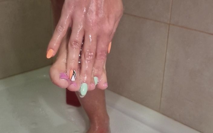 Anna Lynx: Mandi bareng yuk, sayang?