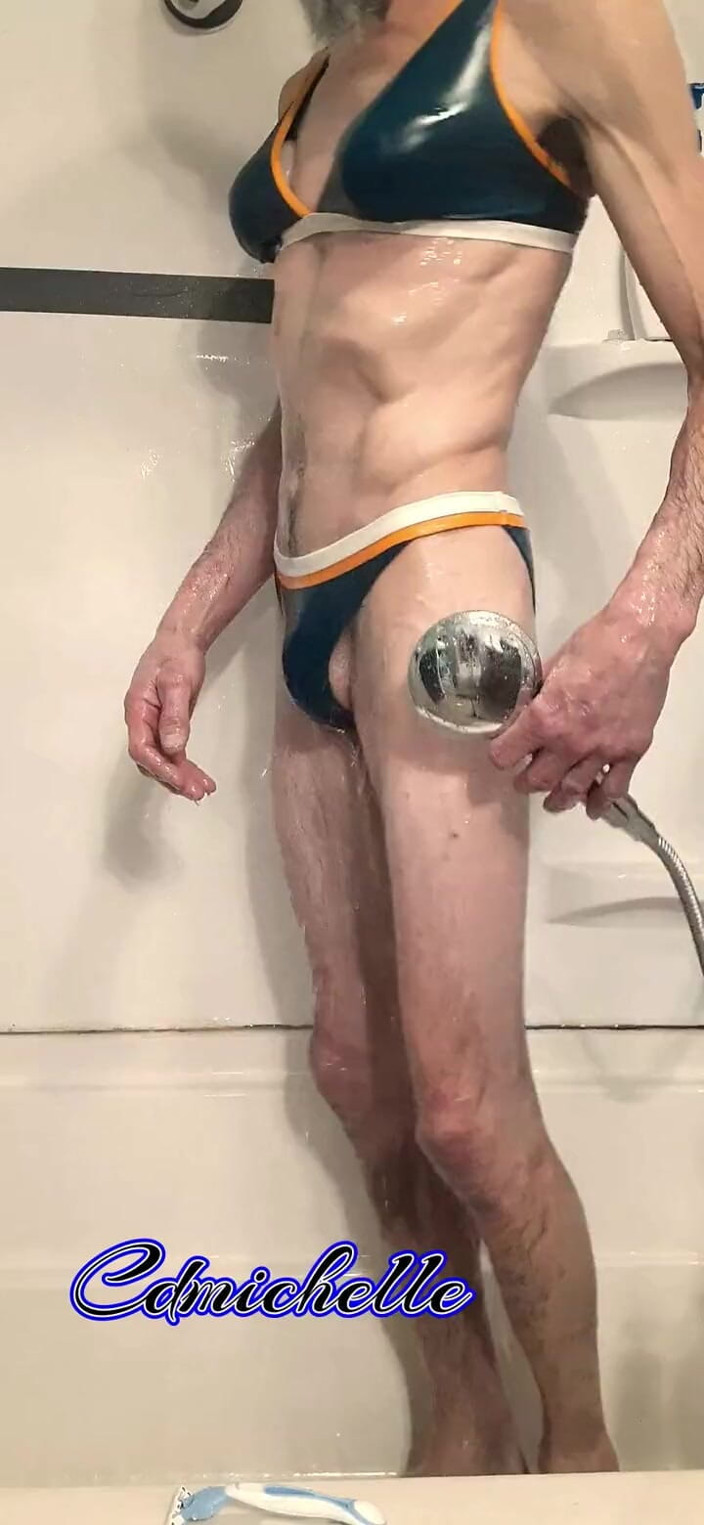 Crossdressers Cd Michelle wearing sexy lingerie: Travestiet Cdmichell draagt een blauw tweedelig badpak