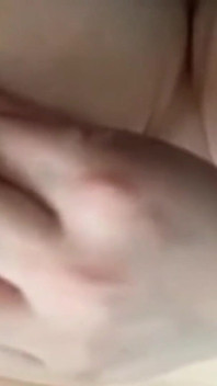 Bbwbootyful mačkání mých prsou zkroucených mých tvrdých bradavek