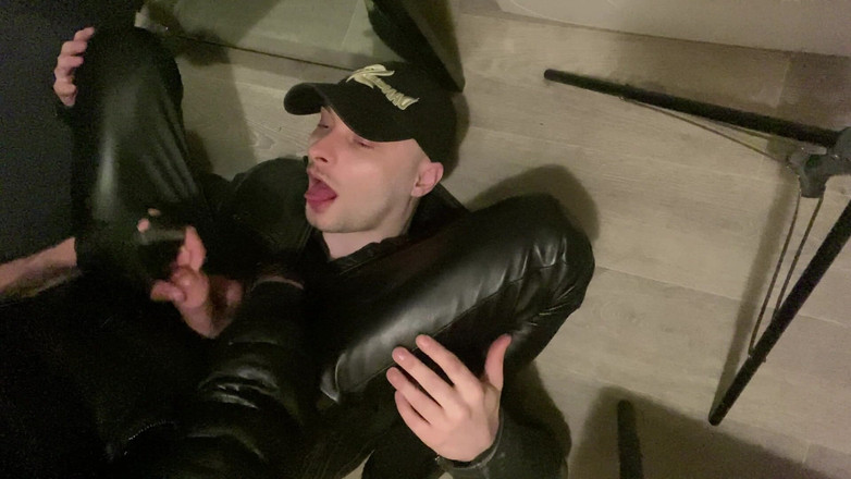 KinkySirius: 皮革 gopnik 狠狠地操皮革基佬。第 2 部分