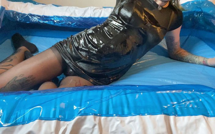 Wet look shiny fan: Kencing dan minyak basah karena gaun satin