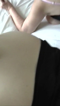 야생 그룹 플레이에서 두꺼운 흑인 대물 자지를 공유하는 금발 밀프
