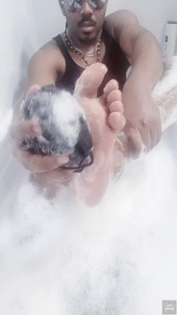 I Wash My Body in the Bath (2025)