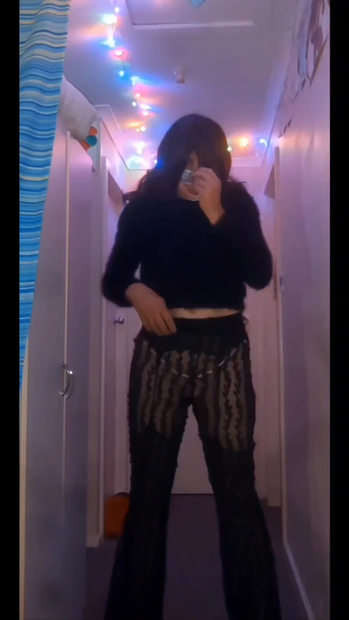 Lizzaali: 내 섹시한 엉덩이로 당신을 놀리기 위해 슬라이딩 위에서 촬영 한 내 화려한 시스루 레이스 바지