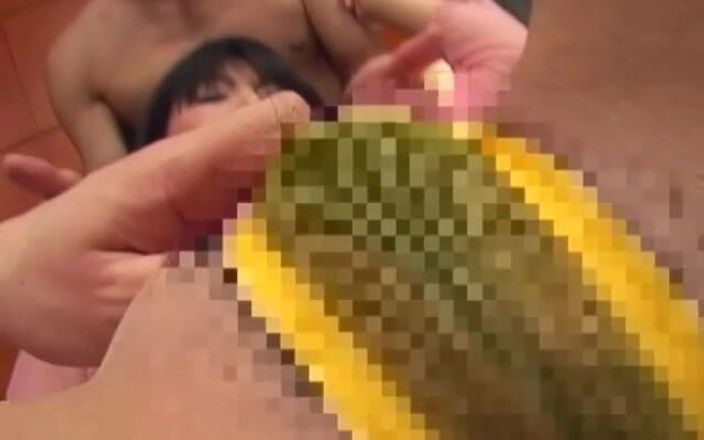 Japan Girl: Japansk MILf kan hantera två kuk samtidigt