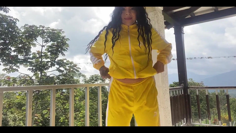 JessieRoss: Una bella ragazza che misura i suoi vestiti con il...