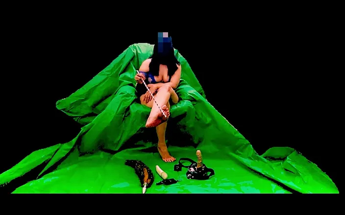 Layll: My Servant Is at the Feet of His Queen