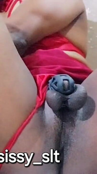 Waria dengan lingerie merah lagi ngentot