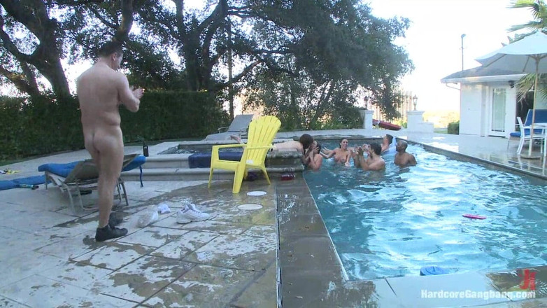 Hardcore Gangbang by Kink: Bbq - v hlavní roli Nicki Hunter, Chanel Preston, Skin Diamond...