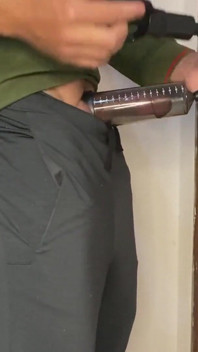 継母は大きなペニスを母乳で育て、ペニスポンプを使って彼のペニスを巨大にします。