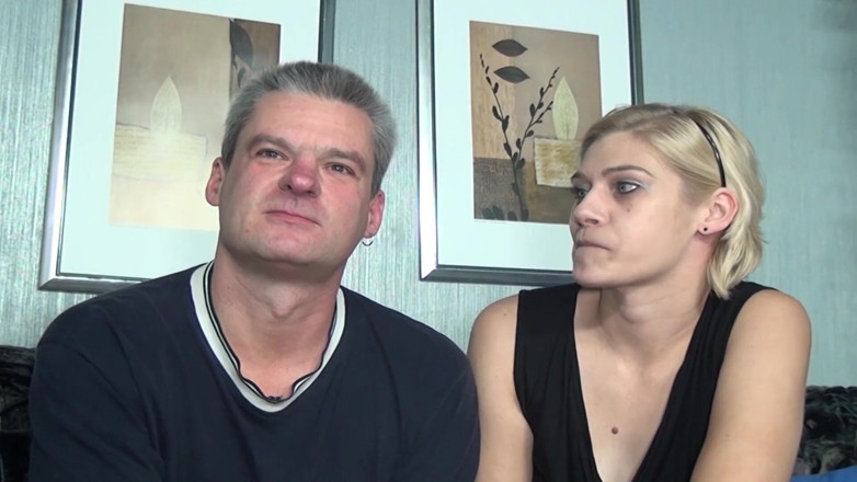 Deutscher hardcore: Nena alemana caliente disfruta de un trío con tíos bisexuales