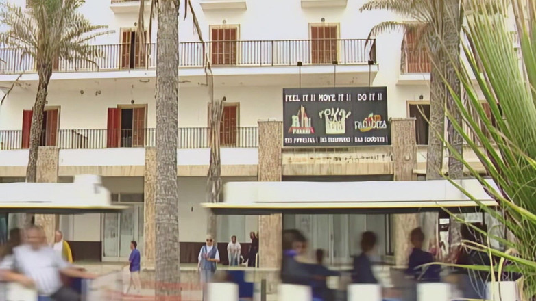 MMV Films: Blonda o face cu oamenii ei de afaceri