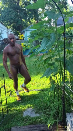 Kennie Jai: Kennie Jai se branle sur un Airbnb