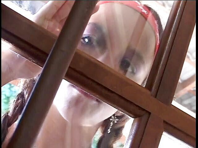 2 Guys 1 Girl: Jong uitziende sexy schattige brunette in bikinitop neukt twee jongens...