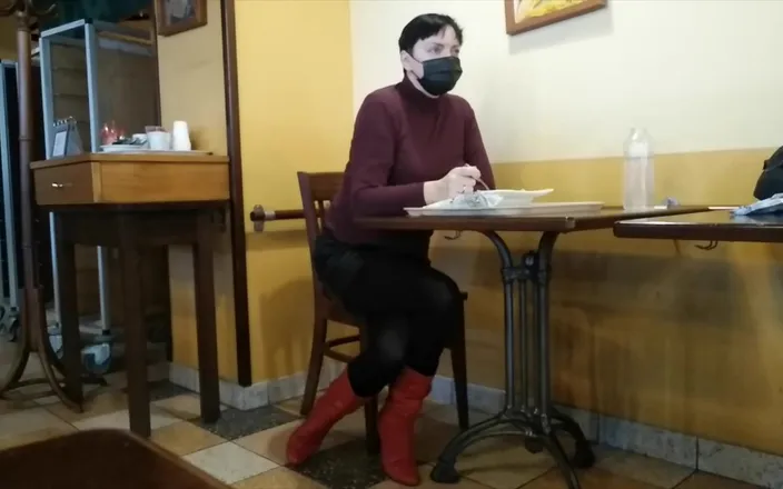 Mature_cunt: Crossed legs orgasm in cafe