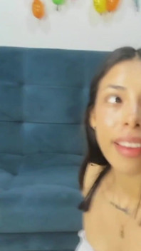 Gadis latina dengan tubuh aduhai lagi asik nyepong kontol sambil bugil