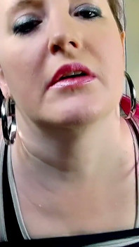 Mamă sexy suge pula cu țâțele futând o explozie de spermă