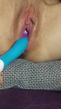 Futând o minge în pizdă cu un vibrator imens