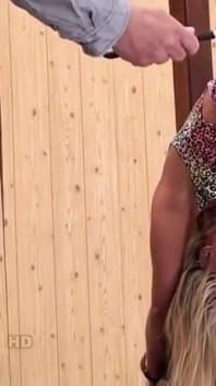 Miela, blonďatá sexy holka v podpatcích bere bičování se spoutanýma rukama