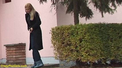 Crazy pee girls: Kráska chčije na ulici za křovím