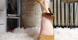 Raven Willow: Ga liggen en ontspan ... Kijk gewoon naar mijn hakken terwijl...