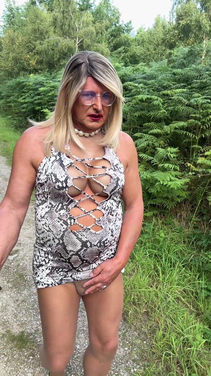 Kellycd2022: Crossdresser sexy Kellycd2022 în White Animal Print și ciorapi se bucură de...
