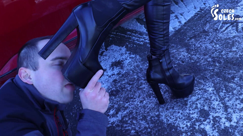 Czech Soles - foot fetish content: 공공 부츠 청소 노예 그의 돈을 벌고