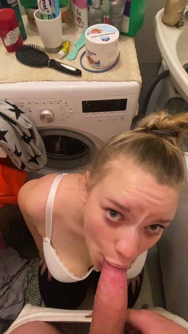 Bootyass Girl: Riskantní rychlé kouření v koupelně, když byla moje macecha ve...