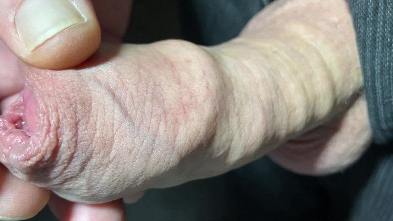 Foreskinguy: Zpomalená předkožka si honí s velkým penisem