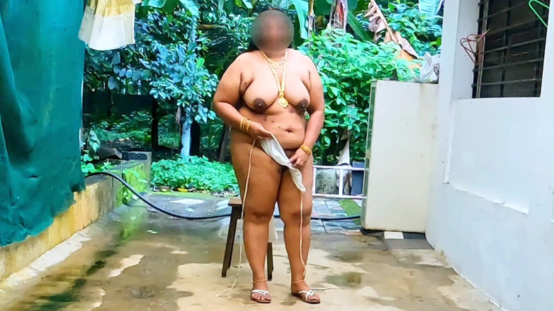 Anne Ipe: Berdedikasi dalam badan seksi di luar, MILF Mallu dalam loincloth...