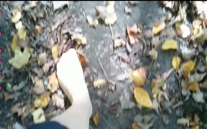 Carmen_Nylonjunge: Passeggiata nel bosco - parte 2 senza scarpe sportive