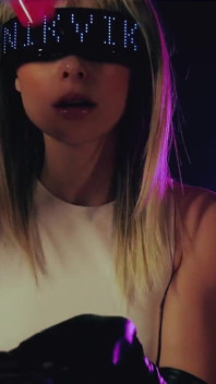 Uzun deri eldivenli seksi sarışın seni güçlü bir şekilde boşaltacak