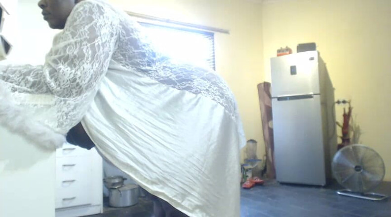 Legendary Booty Overdose: Bbw nấu ăn với một máy rung trong âm hộ của cô ấy