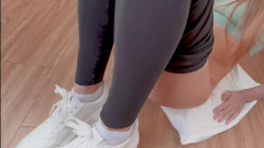 Gigi oficial: Відео від першої особи - ти малюєш випадкові візерунки на дупі Гігі після того, як вона знімає свої мокрі легінси