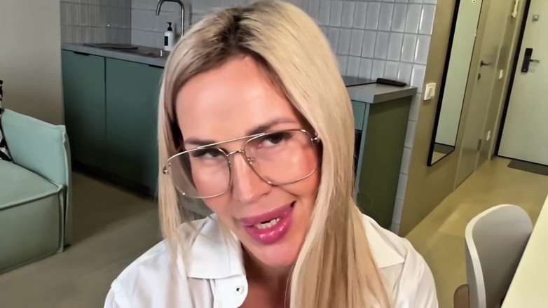 MurAmurr: Sexy milf secretaresse heeft geen vaardigheden om haar werk te...