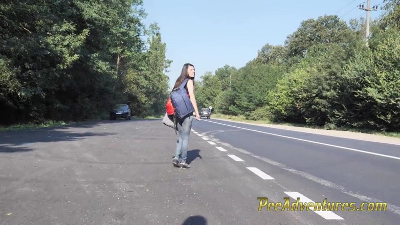 Pee Adventures: Brunetă slabă face autostopul cu vezica plină