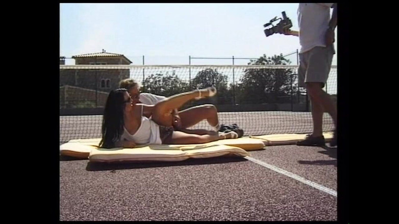 Muschi movie official: Morena prostituta tesuda faz sexo na quadra de tênis enquanto...