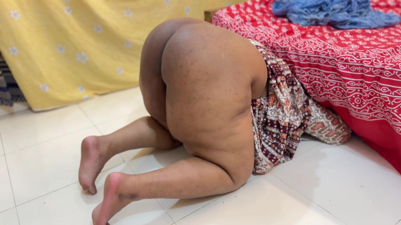 Aria Mia: Egyptská sexy služka s velkým zadkem uvízlá pod postelí a...