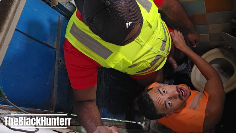 TheBlacKHunterr: İki çalışan banyoda öpüşüyor