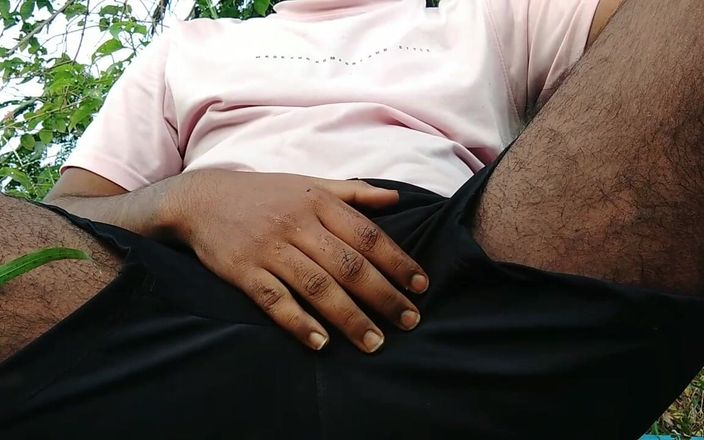 Public sex00: Première masterbution dans les champs