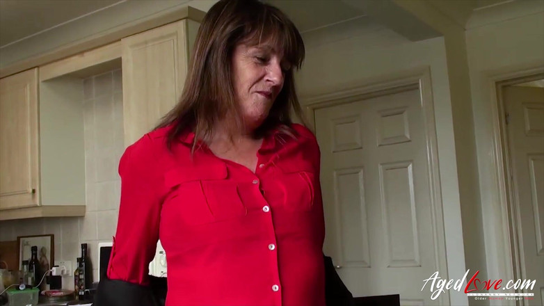 Old Nanny: Britische reife dame hat schwanz in alle ihre löcher